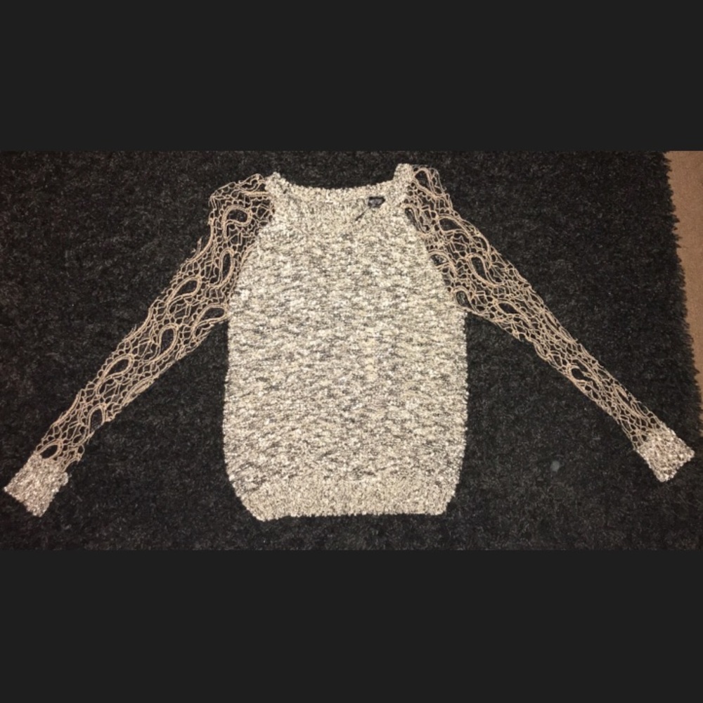 Women’s Buckle Sweater with see through sleeves M